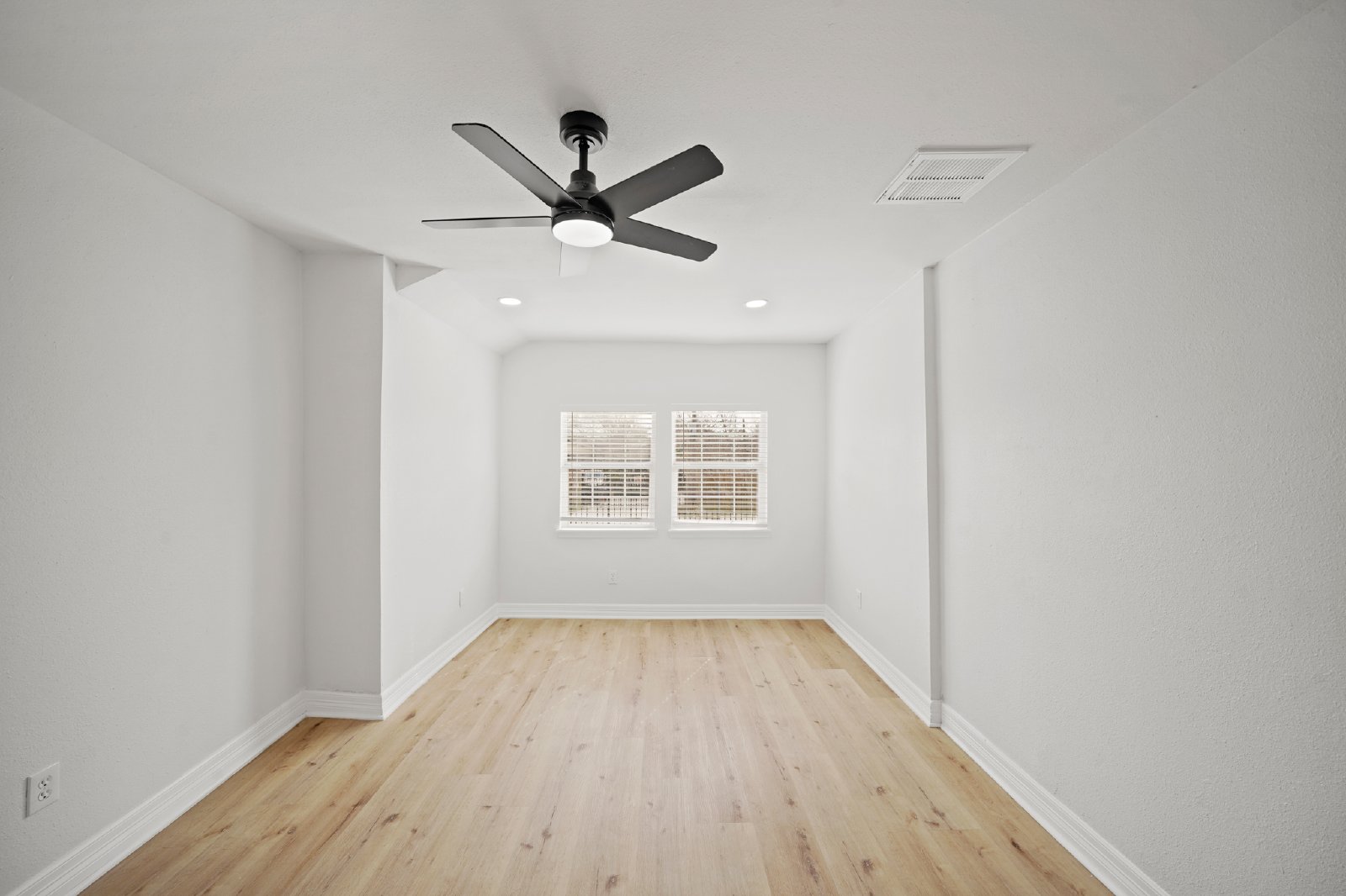 Farmer Street (3501) - B - 1 property image